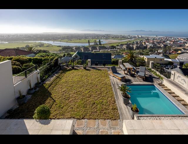 4 BEDROOM TOWNHOUSE FOR SALE IN MUIZENBERG